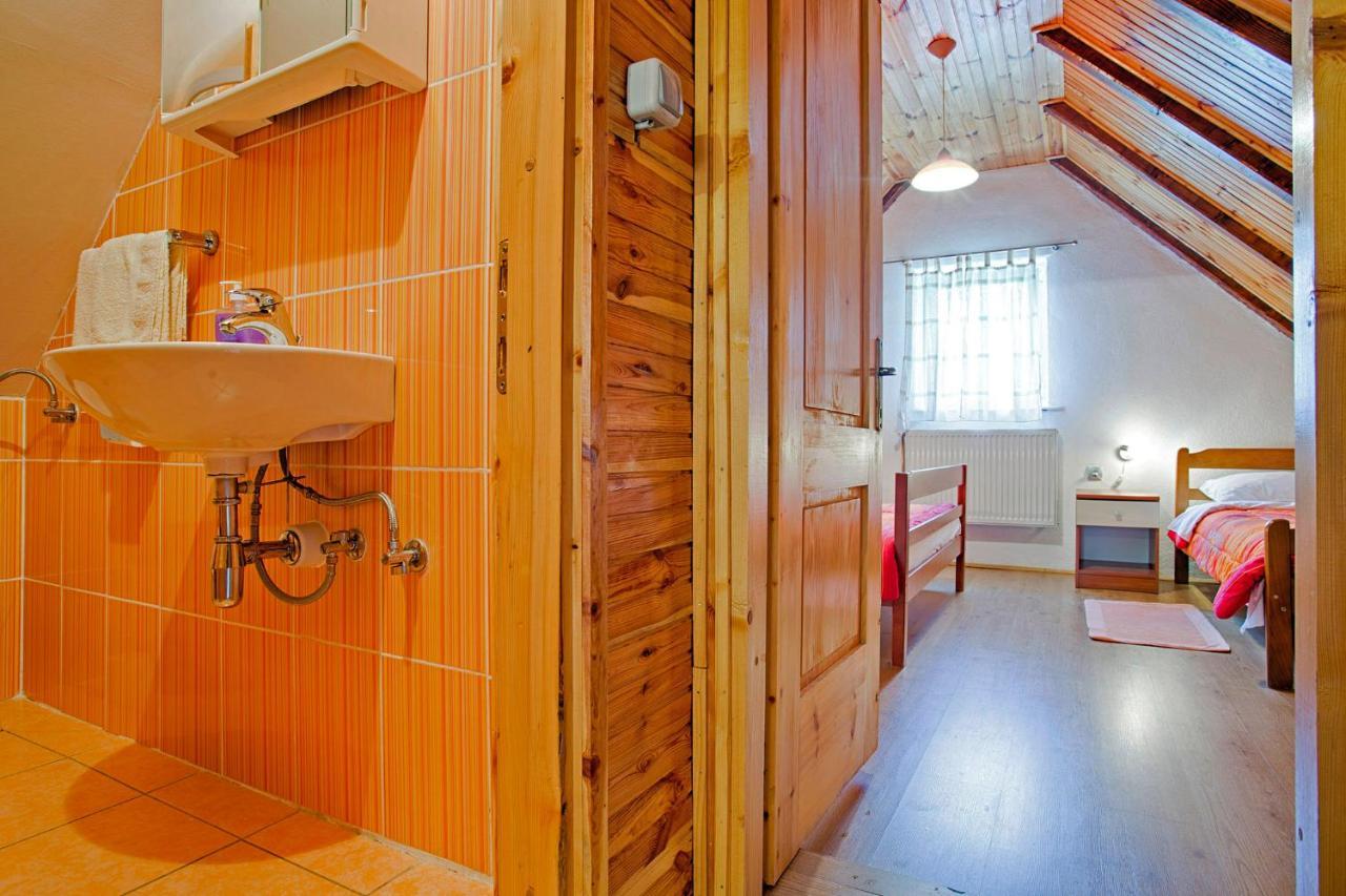 Andrea In Sertic Poljana - Haus Fuer 6 Personen Plitvička Jezera Kültér fotó