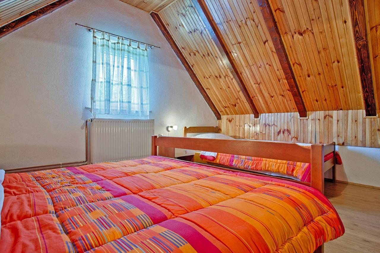 Andrea In Sertic Poljana - Haus Fuer 6 Personen Plitvička Jezera Kültér fotó